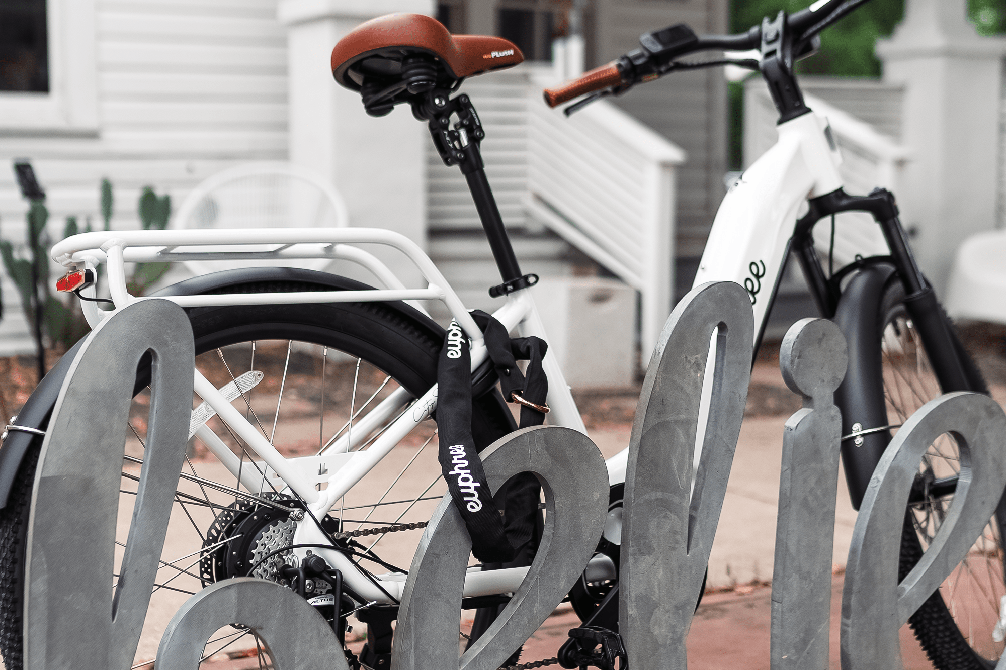 Compact carry café lock chain for Euphree frame locks